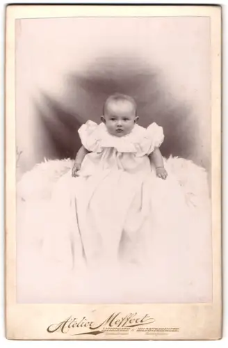 Fotografie Atelier Meffert, Meiningen, Sedanstrasse, Porträt eines Kleinkindes in weissem Kleid