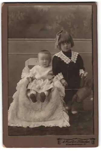 Fotografie A. Fiedler, München, Lindwurmstrasse 111, Zwei Kinder im Portrait