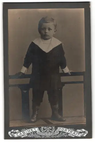 Fotografie unbekannter Fotograf und Ort, Kleiner Junge mit grossem Kragen