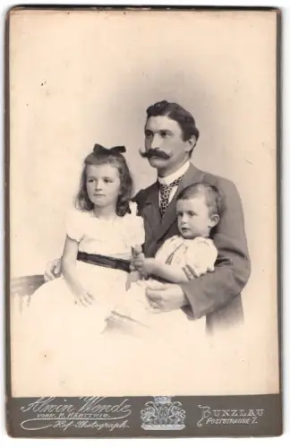 Fotografie Alwin Wende, Bunzlau, Poststrasse 7, Porträt eines Vaters mit Kindern