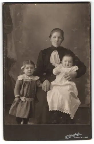 Fotografie L. Dimbeck, Mainburg, Mutter mit zwei Kindern
