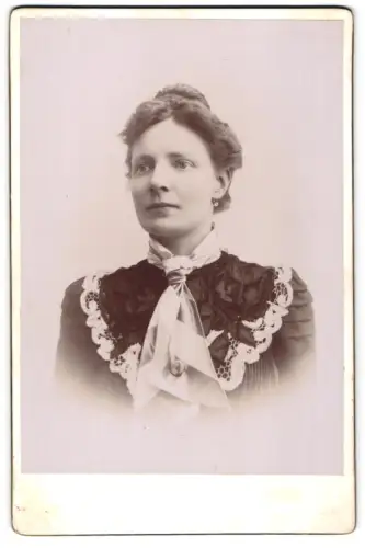 Fotografie unbekannter Fotograf und Ort, Porträt einer Dame mit aufwendiger Bluse