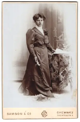 Fotografie Samson & Co, Chemnitz, Theaterstr. 1, Frau im eleganten Kleid