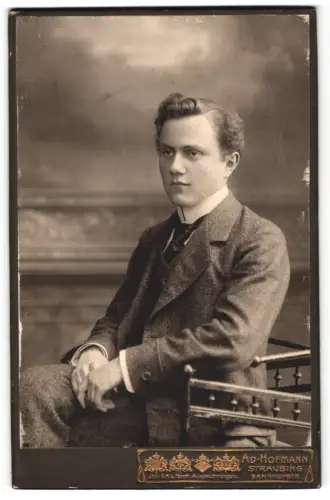 Fotografie Ad. Hofmann, Straubing, Bahnhofstr., Porträt eines jungen Mannes im Anzug