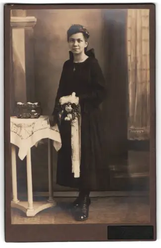 Fotografie Atelier Albrecht, Berlin, Badstrasse 32, Junge Frau mit Blumenstrauss