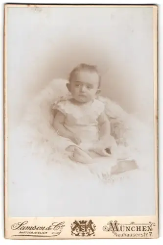 Fotografie Samson & Co., München, Neuhauserstr. 7, Porträt eines Kleinkindes