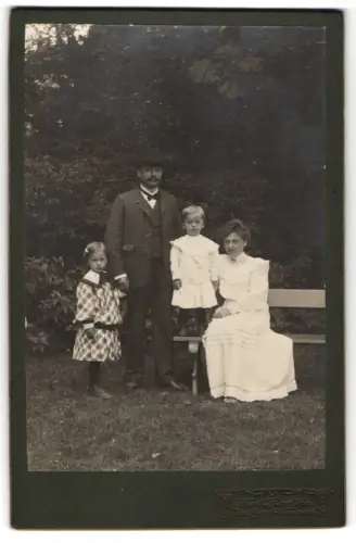 Fotografie Karl Hertlein, Stuttgart, Rotebühlstrasse 35, Familienporträt im Freien