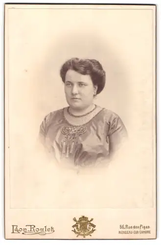 Fotografie Léon Roulet, Monceau-sur-Sambre, Rue des Piges 56, Damenporträt mit elegantem Kleid
