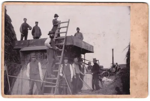 Fotografie unbekannter Fotograf und Ort, Bauern bei Getreideernte mit Lokomobil