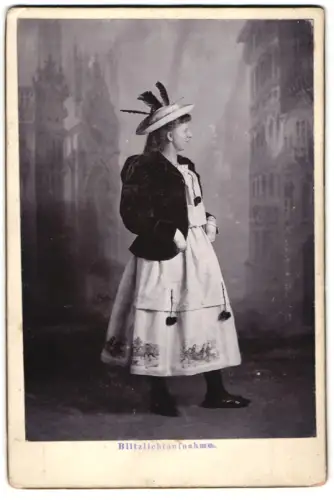 Fotografie J. Dehé, Hamburg, gr. Bleichen 46, Frau Utesch im Faschings-Kostüm