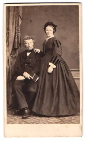 Fotografie E. G. Murken, Varel, Medizinalrat in Varel Dr. Friedrich Arnold Nieberding mit seiner Frau