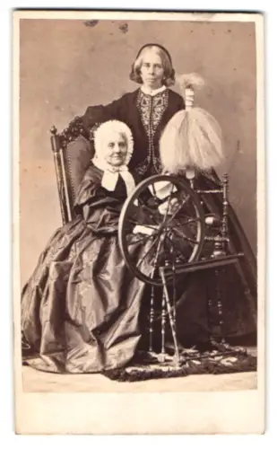 Fotografie W. A. Eurenius & P. F. Quist, Stockholm, Regeringsgatan 13, Zwei Spinnerinnen mit Spinnrad