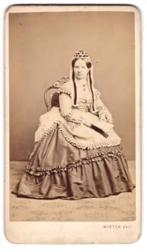 Fotografie M. L. Winter, Prag, Bertha von Pittoni, geborene Baroness Geistler, auf einem Stuhl sitzend