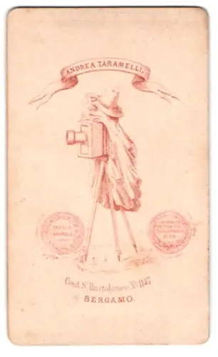 Fotografie A. Taramelli, Bergamo, Cont. S. Bartolomeo 117, Fotoapparat auf Stativ mit Hut, Banner mit Namen d. Ateliers