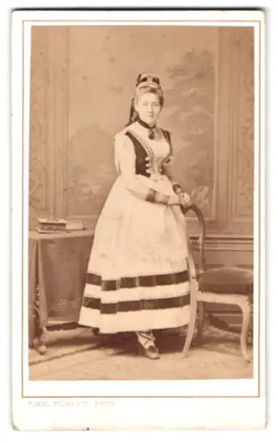 Fotografie Emil Bühler, Mannheim, Ludwigs-Strasse 29, Elegante Frau in deutscher Tracht im Atelier