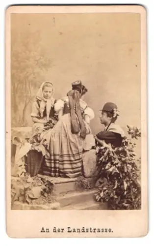 Fotografie unbekannter Fotograf und Ort, Dame, Mädchen und junger Mann in Trachten
