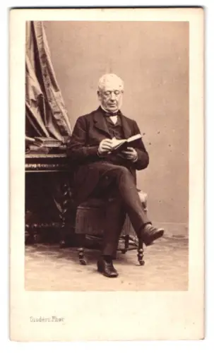 Fotografie Disdéri, Paris, Boulevard des Italiens 8, Graf Pourtales lesend im Atelier