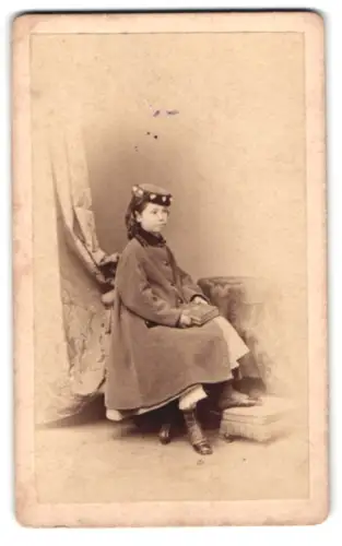 Fotografie C. Höpfner, Halle a. S., Gisela von Jena, spätere Äbtissin des Jena`schen Frauenstift, als Kind