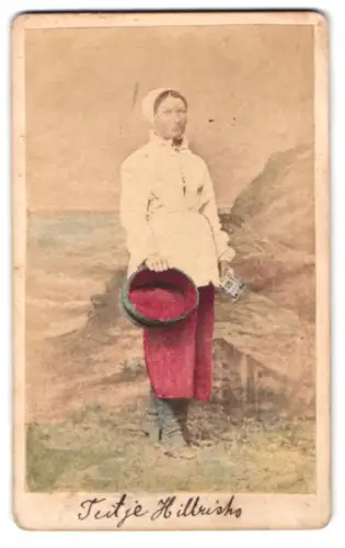 Fotografie unbekannter Fotograf und Ort, Dame in Tracht Niederlande vor Studiokulisse, Handkoloriert