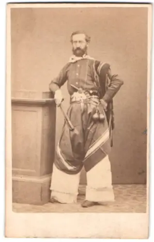 Fotografie Carlos Roever, Buenos Aires, Calle Sn Martin 91, Johann Peters in argentinischer Tracht, Argentinien