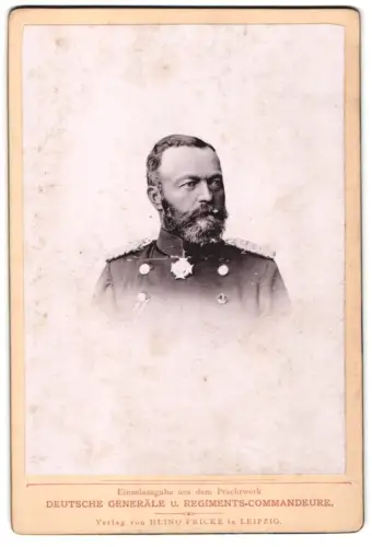 Fotografie Heino Fricke, Leipzig, Porträt eines Generals in Uniform mit Orden
