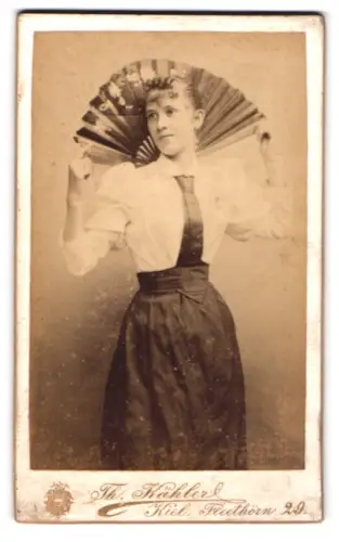 Fotografie Theodor Kähler, Kiel, Fleethörn 29, Junge Frau in eleganter Kleidung mit Fächer