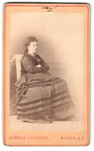 Fotografie Anders-Paltzow, Halle a. S., Gabriele von Jena in dunklem Kleid