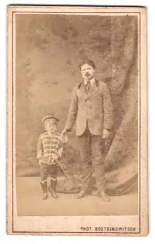 Fotografie Boutrimowitsch, St. Petersburg, Kleinwüchsiger Marquis Wolge als Husar