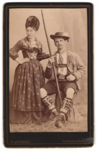 Fotografie B. Johannes, Partenkirchen, Paar in bayerischen Trachten
