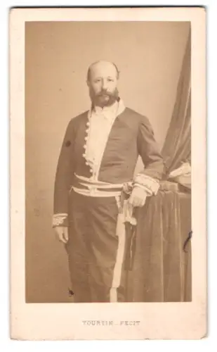 Fotografie Tourtin, Paris, Rue Louis-le-Grand 32, Höfischer Beamter in Uniform 1870
