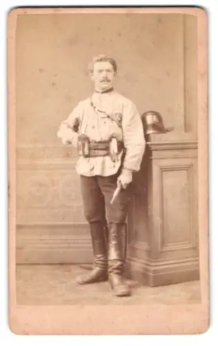 Fotografie Gustav Schieder, Mittweida, Rochlitzer Strasse 163, Sächischer Feuerwehrmann in Uniform mit Helm