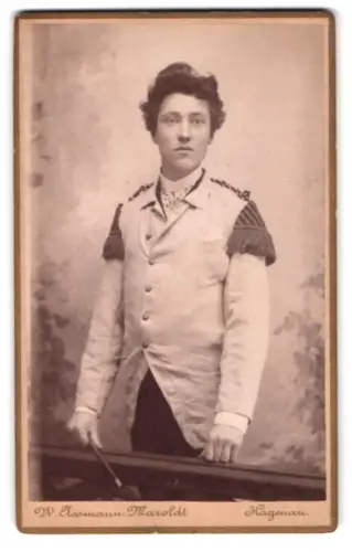 Fotografie W. Assmann-Marold, Hagenau, Grand Rue 79, Kapellmeister mit Taktstock 1887