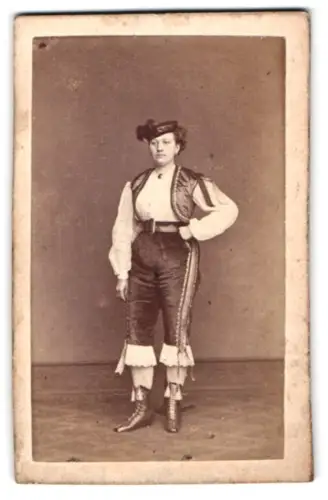 Fotografie unbekannter Fotograf und Ort, Dame in spanischer Tracht