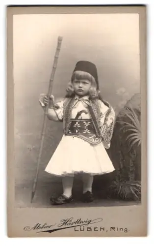 Fotografie Atelier Härttwig, Lüben, Ring, Porträt Leopold von Unruh in schlesischer Tracht