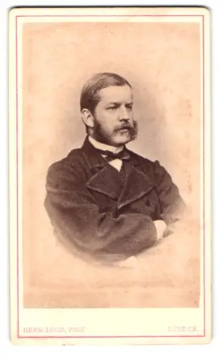Fotografie Herm. Linde, Lübeck, Johannisstrasse 31, Porträt Freiherr August von Hollen, gest. 1879