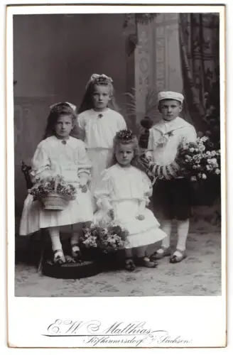 Fotografie E. W. Matthias, Seifhennersdorf, Blumenmädchen und ein Junge zusammen im Atelier