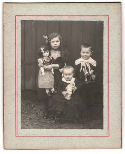 Fotografie unbekannter Fotograf und Ort, Drei Kinder mit Puppen und Spielzeugpferd