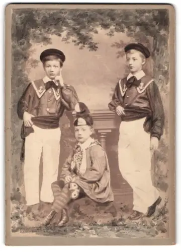 Fotografie unbekannter Fotograf und Ort, Friedrich, Maximilian und Wilhelm von Stoltzenberg in Matrosenanzügen
