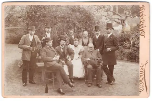 Fotografie C. Kruse, Glücksburg, Gruppenbild in einem Garten mit Dackel, Hund