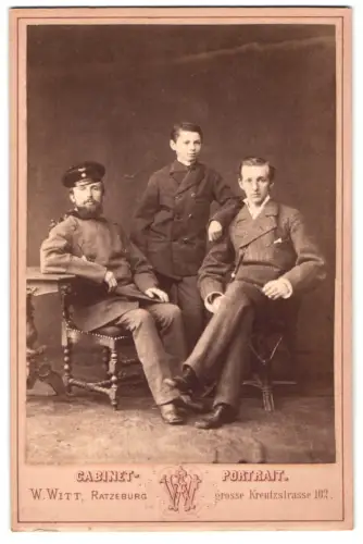 Fotografie W. Witt, Ratzeburg, grosse Kreutzstrasse 102, Mann in Uniform und zwei Jungen, deutsche Eisenbahn