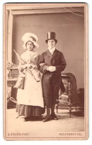 Fotografie A. Sternitzky, Wolfenbüttel, Krambuden 6, Frl. Lammerhirt u. Miss Whyles als Mann zum Fasching, Travestie