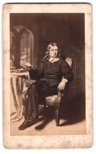 Fotografie unbekannter Fotograf und Ort, Englischer Dichter John Milton an einem Tisch sitzend
