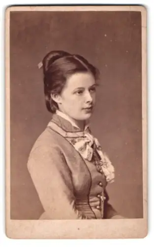 Fotografie Teich Hanfstaengl, Dresden, Porträt Margarete Freiin von Herzenberg