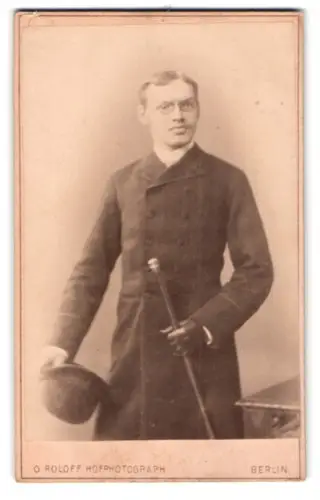 Fotografie O. Roloff, Berlin, Taubenstrasse 20, Graf W. von Leck im Porträt 1883