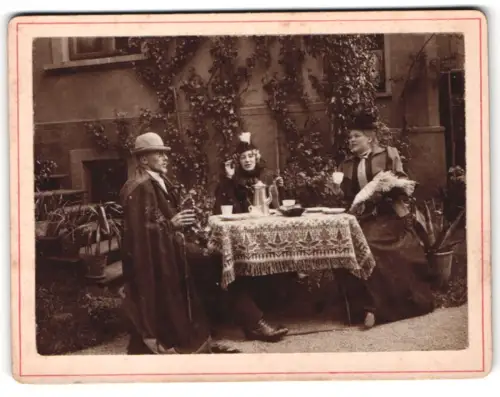 Fotografie unbekannter Fotograf und Ort, Zwei Damen und ein Herr beim Kaffeekranz im Garten