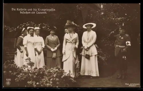 AK Kaiserin Auguste Victoria von Preussen und Kronprinzessin besuchen ein Lazarett, Rotes Kreuz
