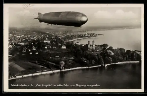 AK Friedrichshafen a. B., Graf Zeppelin über der Stadt, Fliegeraufnahme