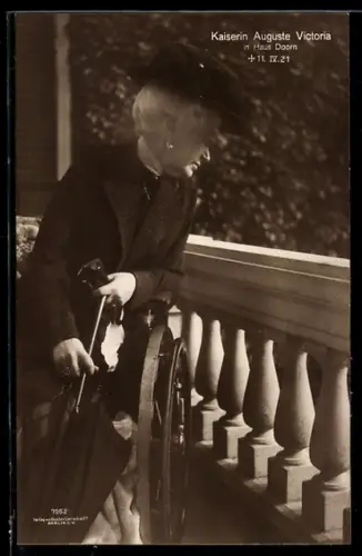 AK Kaiserin Auguste Victoria von Preussen in Haus Doorn auf dem Balkon