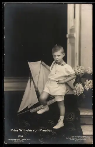 AK Prinz Wilhelm von Preussen mit einem Modellsegelschiff in jungen Jahren