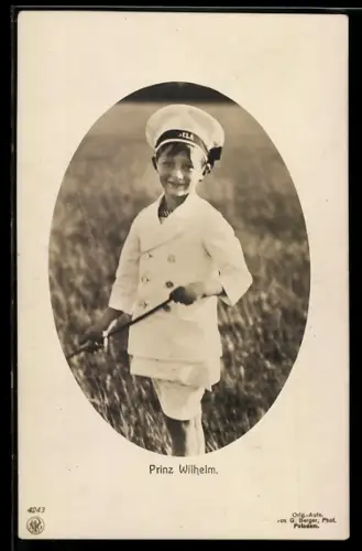 AK Prinz Wilhelm mit Matrosenmütze auf einem Feld spielend